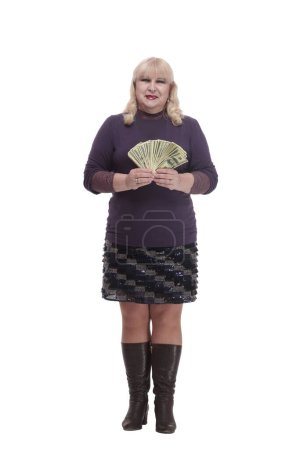 Téléchargez les photos : Full-length.casual femme mature avec des billets de banque. isolé sur un fond blanc. - en image libre de droit