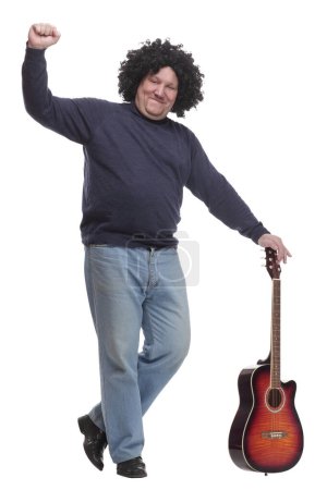 Téléchargez les photos : En pleine croissance. homme mûr aux cheveux bouclés avec une guitare. isolé sur un fond blanc. - en image libre de droit