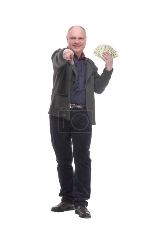 en pleno crecimiento. hombre casual feliz con billetes de dólar .isolated sobre un fondo blanco.