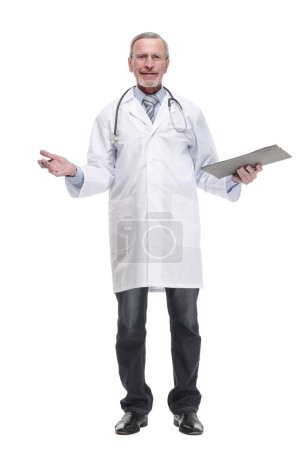 Téléchargez les photos : Front view of mature thoughtful doctor writing on clipboard. isolated on white background - en image libre de droit