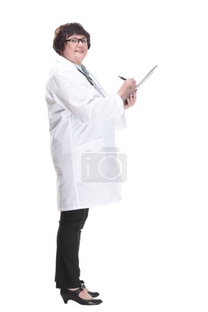 Foto de En pleno crecimiento. Doctora senior con portapapeles. aislado sobre un fondo blanco. - Imagen libre de derechos