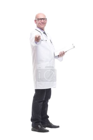Foto de En pleno crecimiento. Doctor senior con portapapeles. aislado sobre un fondo blanco. - Imagen libre de derechos