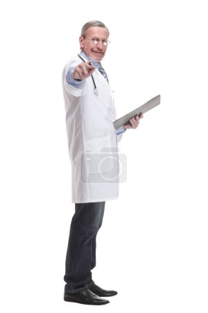 Foto de Vista lateral de los informes de escritura del médico masculino concentrado sobre fondo blanco - Imagen libre de derechos