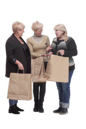 Téléchargez les photos : En pleine croissance. trois femmes heureuses avec des sacs à provisions. isolé sur un fond blanc. - en image libre de droit
