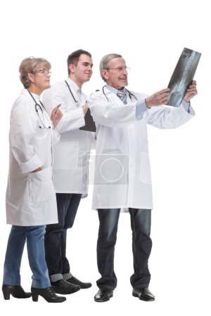 Foto de Equipo médico discutiendo diagnóstico de imagen de rayos X. Concepto sanitario, médico y radiológico - Imagen libre de derechos