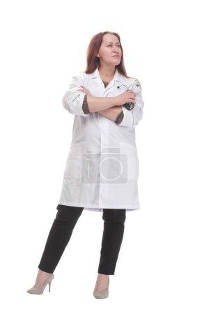 Foto de En pleno crecimiento. doctora calificada con un estetoscopio en la mano. aislado sobre un fondo blanco. - Imagen libre de derechos