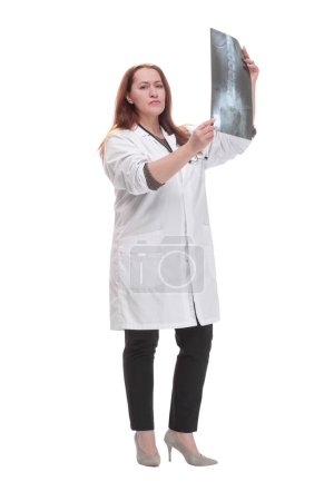 Téléchargez les photos : Full-length. mature woman doctor with x-ray. isolated on a white background. - en image libre de droit