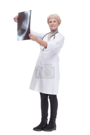 Téléchargez les photos : En pleine croissance. femme médecin compétente avec une radiographie. isolé sur un fond blanc. - en image libre de droit