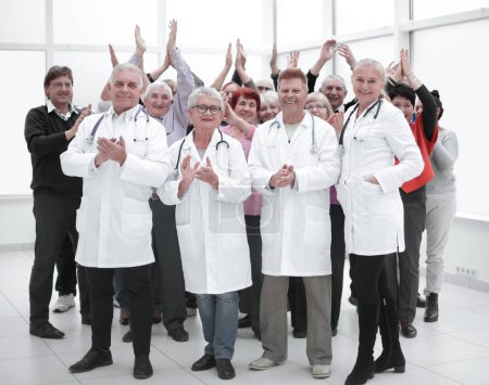 Foto de Grupo de pacientes celebra su recuperación junto con los médicos - Imagen libre de derechos