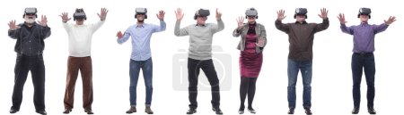 Foto de Grupo de personas con gafas 3D manos arriba aislado sobre fondo blanco - Imagen libre de derechos