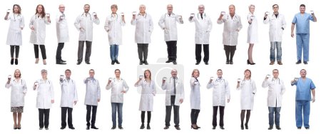 Téléchargez les photos : Groupe complet de médecins montrant l'insigne isolé sur fond blanc - en image libre de droit