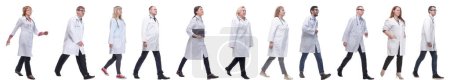 Gruppe von Ärzten in Bewegung isoliert auf weißem Hintergrund
