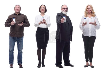 Téléchargez les photos : Groupe de personnes prenant une pilule isolée sur fond blanc - en image libre de droit