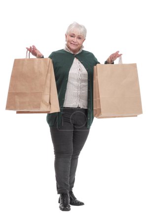 Foto de Vista frontal de la mujer madura muestra el paquete de papel. Hora de ir de compras. - Imagen libre de derechos
