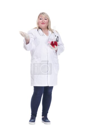 Téléchargez les photos : En pleine croissance.femme souriante médecin avec une fiole de laboratoire. isolé sur un fond blanc. - en image libre de droit