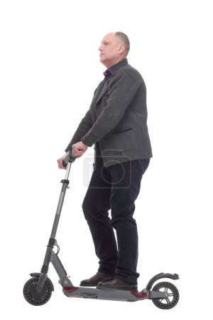 Téléchargez les photos : En pleine croissance. heureux homme décontracté avec scooter électrique .isolated sur un fond blanc. - en image libre de droit
