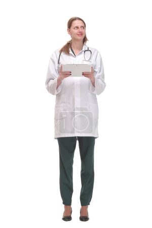 Téléchargez les photos : Portrait complet de femme médecin, tenant un ordinateur tablette, regardant la caméra, souriant. - en image libre de droit