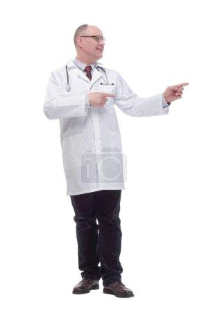 Téléchargez les photos : Full-length. mature doctor pointing the correct direction .isolated on a white background. - en image libre de droit