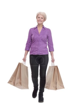 Téléchargez les photos : En pleine croissance. souriant femme décontractée avec des sacs à provisions. isolé sur un fond blanc. - en image libre de droit
