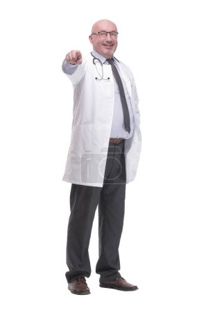 Téléchargez les photos : En pleine croissance. docteur mature avec succès dans un manteau blanc .isolated sur un fond blanc - en image libre de droit