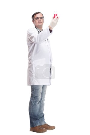 Téléchargez les photos : Médecin sérieux avec une fiole de laboratoire dans ses mains. isolé sur un fond blanc. - en image libre de droit