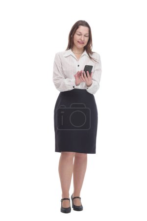 Téléchargez les photos : En pleine croissance. femme d'affaires souriante avec un smartphone. isolé sur un fond blanc. - en image libre de droit