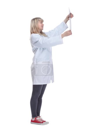 Téléchargez les photos : Vue latérale. femme médecin examinant une radiographie. isolé sur un fond blanc. - en image libre de droit