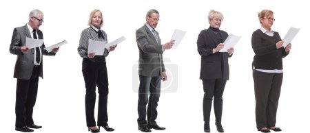 Téléchargez les photos : Collage de personnes tenant une feuille a4 dans des mains isolées sur fond blanc - en image libre de droit