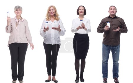 Foto de Grupo de personas que toman una píldora aislada sobre fondo blanco - Imagen libre de derechos