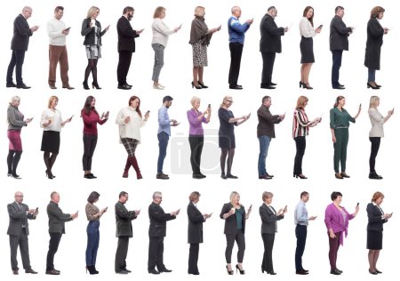 Foto de Grupo de personas perfil sosteniendo teléfono en mano aislado sobre fondo blanco - Imagen libre de derechos