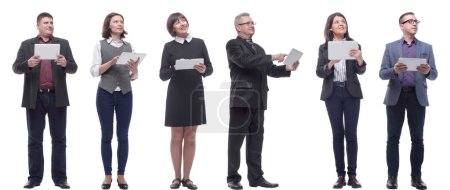 Foto de Un grupo de personas sostiene una tableta y mira hacia un lado aislado sobre un fondo blanco - Imagen libre de derechos
