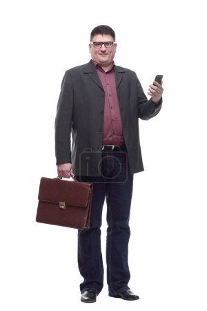 Téléchargez les photos : Homme d'affaires mature avec un smartphone. isolé sur un fond blanc. - en image libre de droit