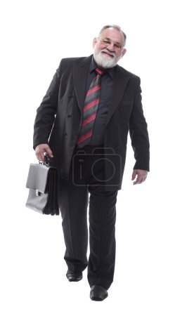 Foto de En pleno crecimiento. hombre de negocios con un maletín caminando hacia adelante. aislado en un blanco - Imagen libre de derechos