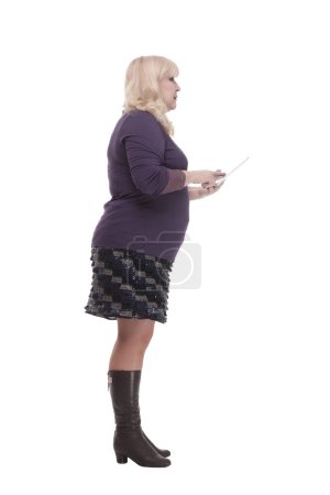 Téléchargez les photos : Sur toute la longueur. femme mature occasionnelle avec une tablette numérique. isolé sur un fond blanc. - en image libre de droit