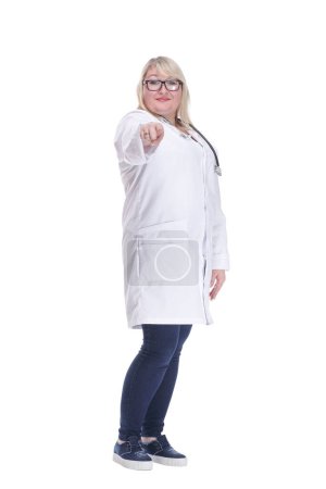 Foto de En pleno crecimiento. doctora sonriente con un estetoscopio. aislado sobre un fondo blanco. - Imagen libre de derechos