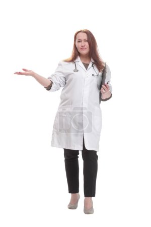 Foto de Full-length. mature female doctor with clipboard. isolated on a white background. - Imagen libre de derechos