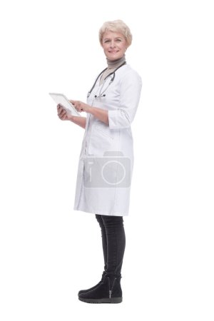 Téléchargez les photos : En pleine croissance. femme médecin moderne avec une tablette numérique. isolé sur un fond blanc. - en image libre de droit