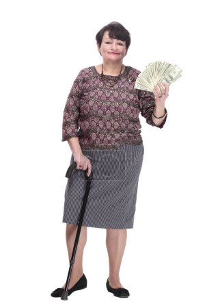 Téléchargez les photos : Sur toute la longueur. femme âgée occasionnelle avec un ventilateur de billets de banque. isolé sur un fond blanc. - en image libre de droit