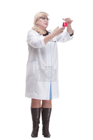 Téléchargez les photos : En pleine croissance. médecin traitant avec une fiole de laboratoire. isolé sur un fond blanc. - en image libre de droit