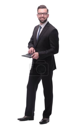 Téléchargez les photos : Homme d'affaires confiant comptant sur la calculatrice. isolé sur fond blanc - en image libre de droit