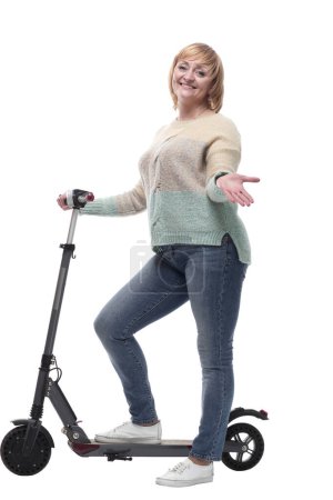 Foto de En pleno crecimiento. atractiva mujer casual con scooter eléctrico. aislado sobre un fondo blanco. - Imagen libre de derechos