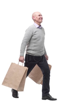Téléchargez les photos : En pleine croissance. homme heureux avec des sacs à provisions. isolé sur un fond blanc. - en image libre de droit