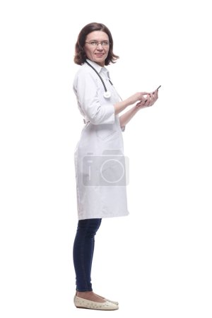 Foto de Doctora con un smartphone. aislado sobre un fondo blanco. - Imagen libre de derechos