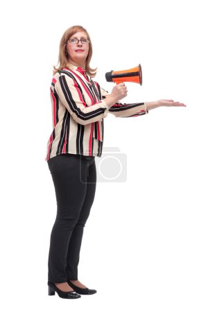 Téléchargez les photos : Vue latérale. femme confiante avec un mégaphone pointant vers l'avant. isolé sur un blanc - en image libre de droit