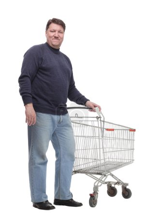 Foto de En pleno crecimiento. hombre maduro casual con carro de la compra .isolated sobre un fondo blanco. - Imagen libre de derechos