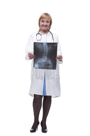 Téléchargez les photos : En pleine croissance. femme amicale médecin marche vers l'avant. isolé sur un fond blanc. - en image libre de droit