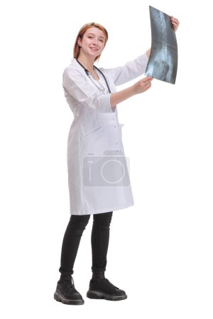 Foto de Vista frontal de la doctora usando estetoscopio mirando una radiografía. Concepto de ayuda médica - Imagen libre de derechos