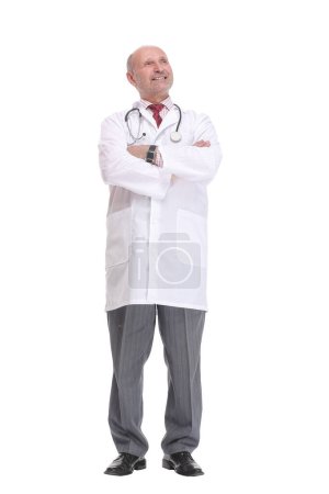 Téléchargez les photos : Portrait d'un médecin masculin mature sérieux en blouse de laboratoire debout avec les bras croisés regardant la caméra - en image libre de droit