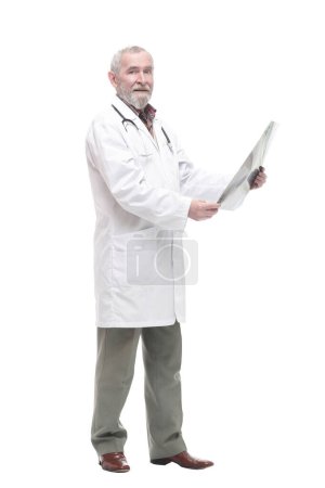 Foto de En pleno crecimiento. médico competente de edad avanzada con una radiografía en las manos. aislado sobre un fondo blanco. - Imagen libre de derechos
