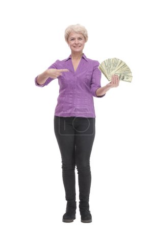 in vollem Wachstum. glückliche reife Frau mit Geldscheinen. isoliert auf weißem Hintergrund.